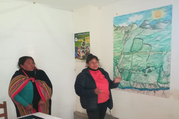 Comuneras de la zona en plena reunin.
