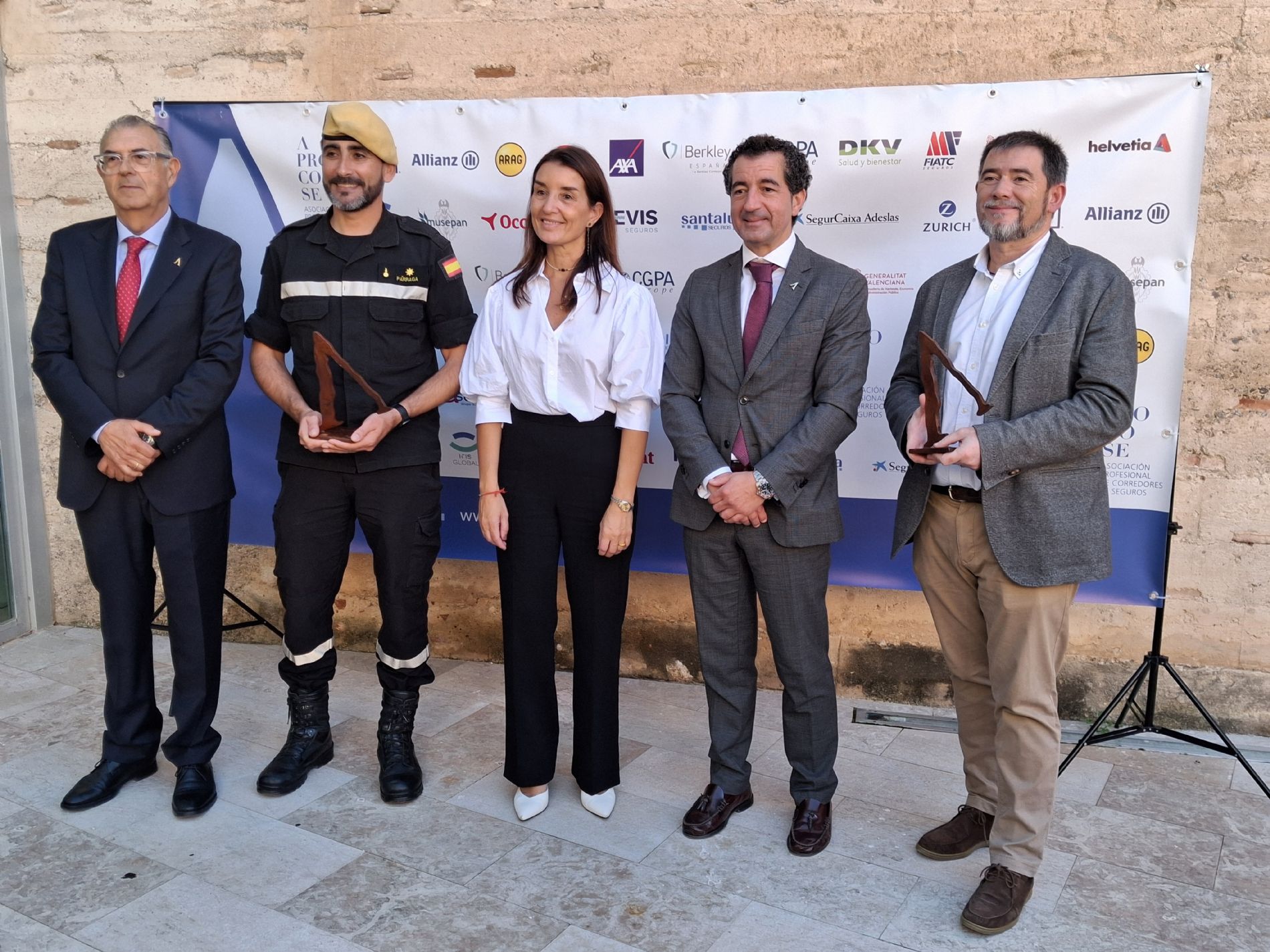 los premiados con el presidente de Aprocose y la consellera