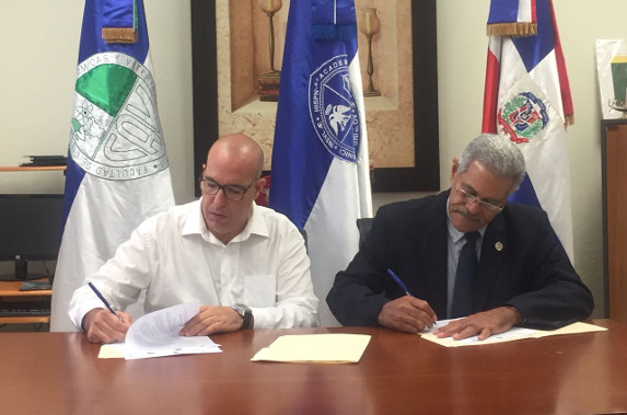 Firma del acuerdo Antonio Benete y Modesto Reyes