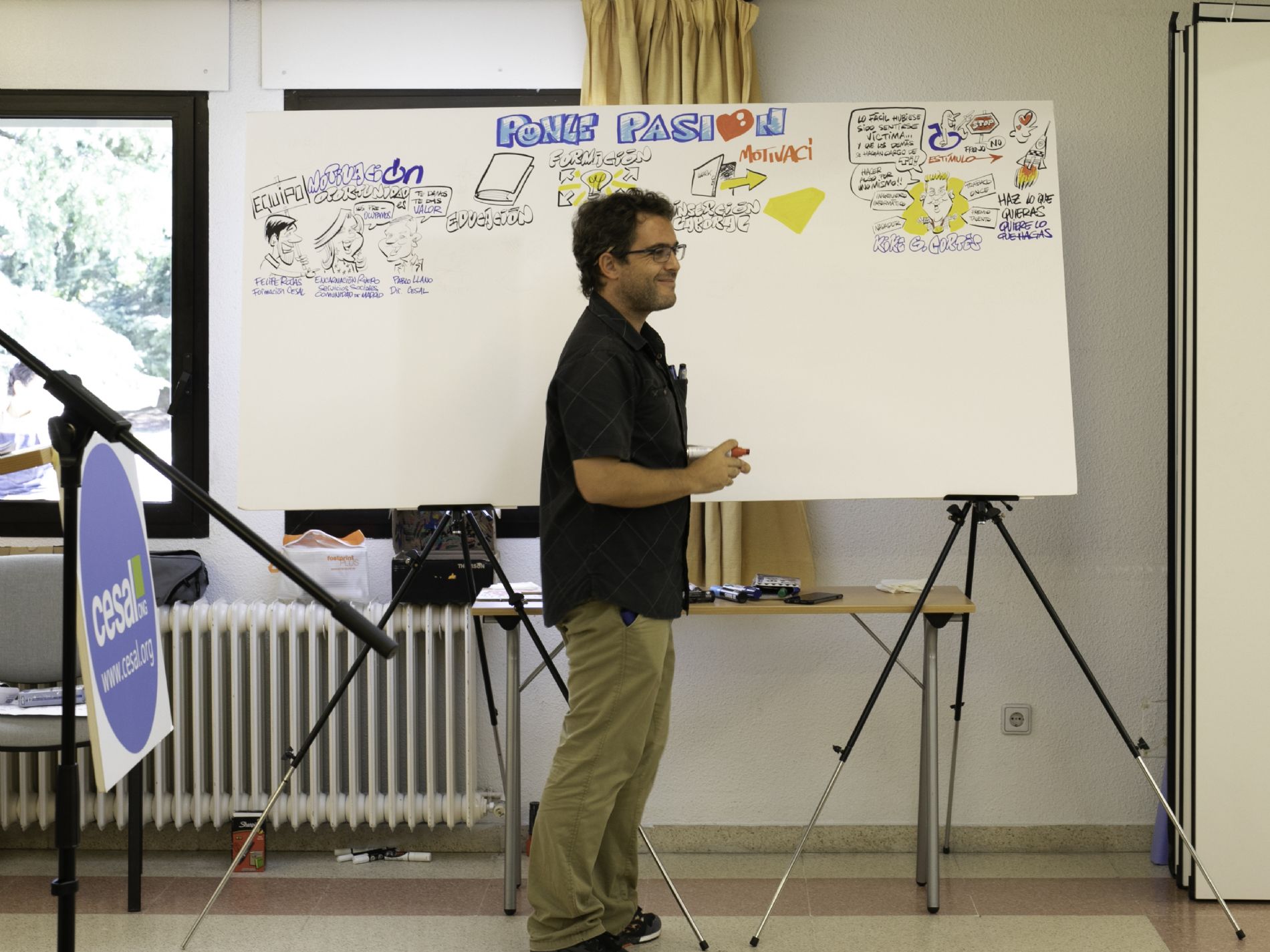 Rafael Leafar, caricaturas para eventos, realizando un visual thinking sobre `Ponle pasión`, el evento de inicio de curso de la formación no reglada de CESAL en Madrid