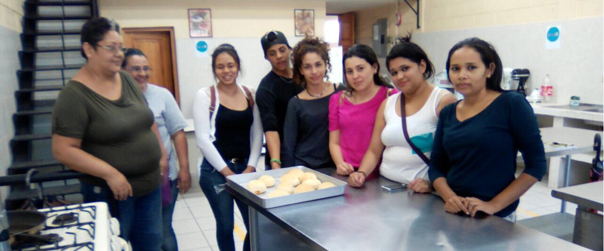 Foto jóvenes en taller panaderia