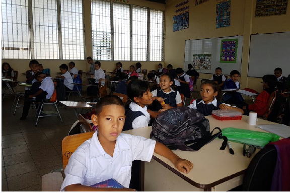 Foto niños Escuela San José tomando clases, Amarateca, Honduras.
