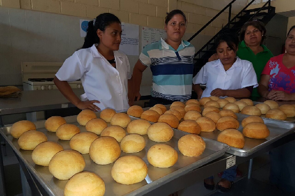 Foto jóvenes mostrando producto taller de panadería