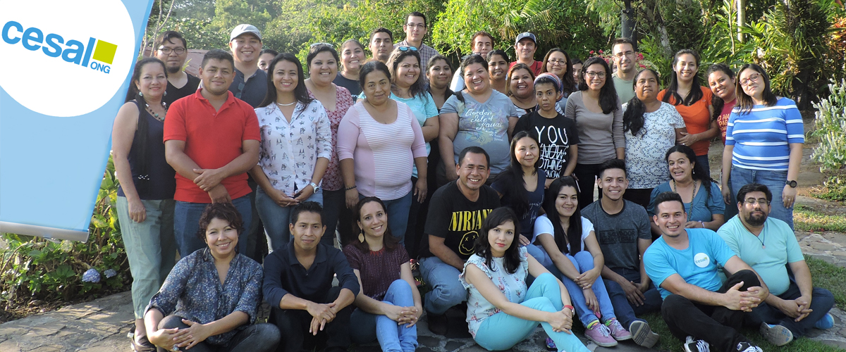 imagen de grupo de 39 personas que confonman el equipo de trabajo de CESAL El Salvador