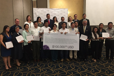 un grupo de personas ganadoras de financiamiento para proyectos de beneficio a comunidades