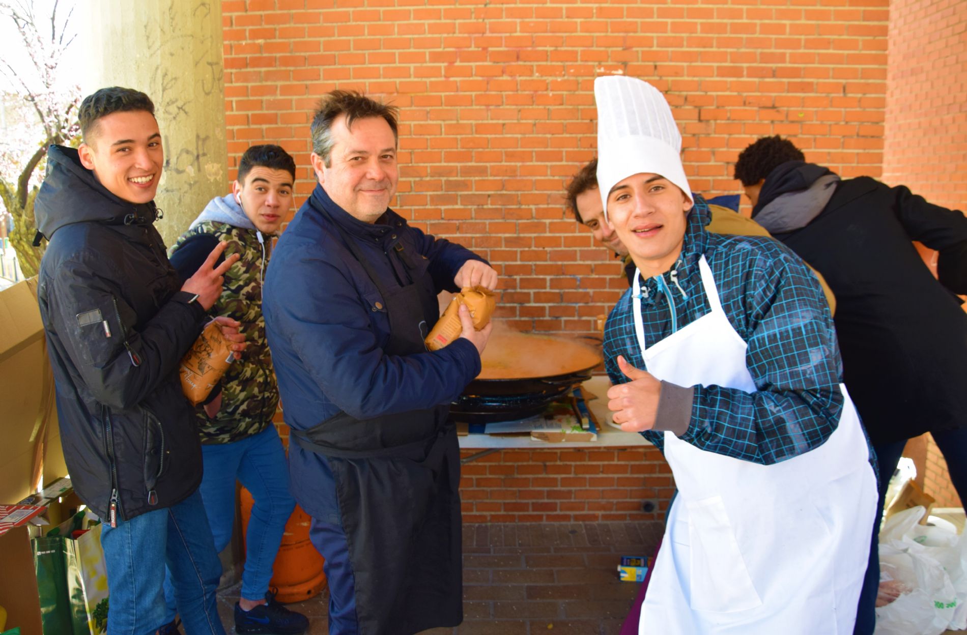 Los alumnos del curso de cocina junto con los del catering de CESAL