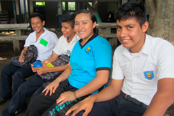 Jóvenes en una dinámica en El Salvador