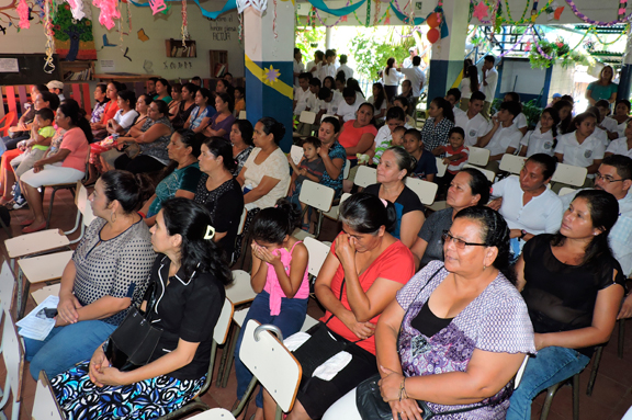 Padres y madres atendiendo una dinámica en El Salvador